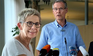 Landrat Sven-Georg Adenauer und seine Herausforderin Marion Weike stellten sich den Fragen der Zuhörer im Flussbetthotel. - Montage/Andreas Frücht Landrat Sven-Georg Adenauer und seine Herausforderin Marion Weike stellten sich den Fragen der Zuhörer im Flussbetthotel. - Montage/Andreas Frücht