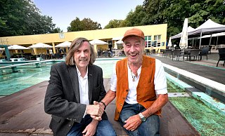 Mit einem symbolischen Handschlag haben Bürgermeister Norbert Morkes (links) und Parkbad-Betreiber Franz-Josef Füchtenschnieder am Freitag beim Vor-Ort-Termin die Einigung besiegelt. - Andreas Früchtenschnieder Mit einem symbolischen Handschlag haben Bürgermeister Norbert Morkes (links) und Parkbad-Betreiber Franz-Josef Füchtenschnieder am Freitag beim Vor-Ort-Termin die Einigung besiegelt. - Andreas Früchtenschnieder