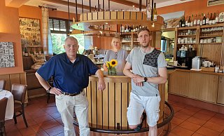 Frank (v.l.), Bettina und Falk Schmedtmann müssen die Gastronomie auf dem Clubgelände des TC Blau Weiß Halle zum Jahresende aufgeben. - Uwe Pollmeier Frank (v.l.), Bettina und Falk Schmedtmann müssen die Gastronomie auf dem Clubgelände des TC Blau Weiß Halle zum Jahresende aufgeben. - Uwe Pollmeier