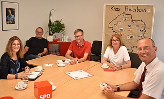 Der diesjährige Wahlkampf ist für Ute Dülfer (v.l.), Kreistags-Fraktionsvorsitzender Wolfgang Scholle, Burkhard Blienert, stellvertretende Kreisvorsitzende Claudia Steenkolk und Ingo Stucke Corona-bedingt eine Herausforderung. - Mareike Köstermeyer Der diesjährige Wahlkampf ist für Ute Dülfer (v.l.), Kreistags-Fraktionsvorsitzender Wolfgang Scholle, Burkhard Blienert, stellvertretende Kreisvorsitzende Claudia Steenkolk und Ingo Stucke Corona-bedingt eine Herausforderung. - Mareike Köstermeyer