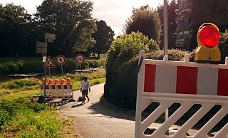 Direkt an der Baustelle sind zwar Schilder aufgestellt, wer aber von der anderen Seite einfährt, der wird nicht gewarnt und muss den Weg noch einmal zurückfahren. - Manfred Altvater Direkt an der Baustelle sind zwar Schilder aufgestellt, wer aber von der anderen Seite einfährt, der wird nicht gewarnt und muss den Weg noch einmal zurückfahren. - Manfred Altvater