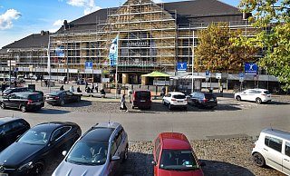 Die Täter kletterten mit Hilfe einer Leiter auf das Baugerüst vor der Fassade des Bielefelder Hauptbahnhofs. Noch während die Rechtsextremen das Plakat aufhängten, wurden sie von der Polizei gestört. - Barbara Franke Die Täter kletterten mit Hilfe einer Leiter auf das Baugerüst vor der Fassade des Bielefelder Hauptbahnhofs. Noch während die Rechtsextremen das Plakat aufhängten, wurden sie von der Polizei gestört. - Barbara Franke