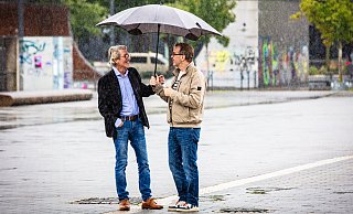 Gespräch im Bielefelder Regensommer: Hans E. Latzke und NW-Redakteur Stefan Brams. - Mike-Dennis Mueller Gespräch im Bielefelder Regensommer: Hans E. Latzke und NW-Redakteur Stefan Brams. - Mike-Dennis Mueller