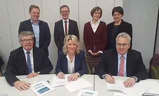 Freuen sich über die Kooperation zur Hebammenausbildung: sitzend v.l. Friedel Heuwinkel (FHM) und Prof. Dr. Anne Dreier (Rektorin FHM), Landrat Jürgen Müller, stehend v.l. Prof. Dr. Rainer Beurskens und Prof. Dr. Walter Niemeier (beide FHM), Dr. Marie-Luise Kluger und Dr. Angela Heiler (Gesundheitsamt Kreis Herford). - Peter Steinert Freuen sich über die Kooperation zur Hebammenausbildung: sitzend v.l. Friedel Heuwinkel (FHM) und Prof. Dr. Anne Dreier (Rektorin FHM), Landrat Jürgen Müller, stehend v.l. Prof. Dr. Rainer Beurskens und Prof. Dr. Walter Niemeier (beide FHM), Dr. Marie-Luise Kluger und Dr. Angela Heiler (Gesundheitsamt Kreis Herford). - Peter Steinert