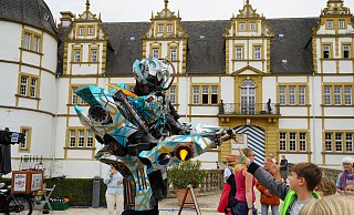 Auch der Robotman spaziert durch den Schlosspark in Paderborn. - Felix Schwien Auch der Robotman spaziert durch den Schlosspark in Paderborn. - Felix Schwien