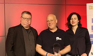 Sportredakteur Thomas Vogelsang, Preisträger Christian Reinhardt und Redaktionsleiterin Katharina Eisele. - Claus Frickemeier Sportredakteur Thomas Vogelsang, Preisträger Christian Reinhardt und Redaktionsleiterin Katharina Eisele. - Claus Frickemeier