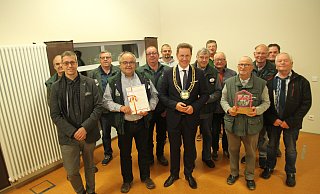 Die Sälzer Treckerfreunde erhielten den Heimatpreis aus den Händen von Bürgermeister Ulrich Berger (Mitte). Der kfd-Bezirksverband war verhindert und wird noch ausgezeichnet. - Johannes Büttner Die Sälzer Treckerfreunde erhielten den Heimatpreis aus den Händen von Bürgermeister Ulrich Berger (Mitte). Der kfd-Bezirksverband war verhindert und wird noch ausgezeichnet. - Johannes Büttner