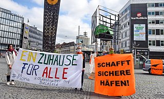 Die genehmigte Seebrücke-Demo am Samstag auf dem Jahnplatz. - Barbara Franke Die genehmigte Seebrücke-Demo am Samstag auf dem Jahnplatz. - Barbara Franke