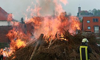 Weil fachkundige Personen vor Ort sein müssen, werden Osterfeuer meistens von den Freiwilligen Feuerwehren organisiert, so wie hier in Gadderbaum. - Andreas Zobe Weil fachkundige Personen vor Ort sein müssen, werden Osterfeuer meistens von den Freiwilligen Feuerwehren organisiert, so wie hier in Gadderbaum. - Andreas Zobe