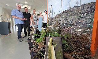 Freuen sich auf die Doppel-Ausstellung (von links): Wolfgang Balz vom Förderverein Museumsinsel, Musemsleiter Michael Strauß, Bürgermeisterin Susanne Rutenkröger sowie die beiden Künstler Laura Burchert und Daniel Meier. - Florian Weyand Freuen sich auf die Doppel-Ausstellung (von links): Wolfgang Balz vom Förderverein Museumsinsel, Musemsleiter Michael Strauß, Bürgermeisterin Susanne Rutenkröger sowie die beiden Künstler Laura Burchert und Daniel Meier. - Florian Weyand