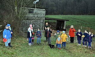 Im Familienverband, unter Beachtung der Abstandsregeln, bringen die Kinder selbst gebastelte Sterne zur Lebendigen Krippe in Fürstenberg. Als Hirte ist Kirchenvorstand Antonius Monkos zu sehen, rechts Organisatorin Margaret Rüther. - Brigitta Wieskotten Im Familienverband, unter Beachtung der Abstandsregeln, bringen die Kinder selbst gebastelte Sterne zur Lebendigen Krippe in Fürstenberg. Als Hirte ist Kirchenvorstand Antonius Monkos zu sehen, rechts Organisatorin Margaret Rüther. - Brigitta Wieskotten