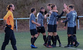 Verdienter Aufsteiger: Der TuS Dornberg hatte viel Grund zum Jubeln. Hier wird Torschütze Charley Achtereekte (Mitte) gefeiert. Foto: Zobe - Foto: Andreas Zobe/NW Verdienter Aufsteiger: Der TuS Dornberg hatte viel Grund zum Jubeln. Hier wird Torschütze Charley Achtereekte (Mitte) gefeiert. Foto: Zobe - Foto: Andreas Zobe/NW
