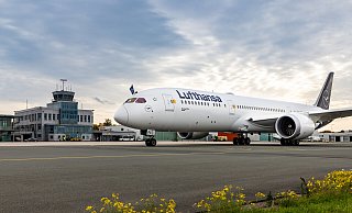 Der Dreamliner von Boeing, Typenbezeichnung 787-9, ist das moderne Flaggschiff der Lufthansa-Flotte. Nachdem das Flugzeug im Oktober in Berlin auf den Namen der Hauptstadt getauft worden war, landete es für einen Zwischenstopp. Die Crew übte damit eine weitere Landung und einen zusätzlichen Start. - Moritz Klöckner Der Dreamliner von Boeing, Typenbezeichnung 787-9, ist das moderne Flaggschiff der Lufthansa-Flotte. Nachdem das Flugzeug im Oktober in Berlin auf den Namen der Hauptstadt getauft worden war, landete es für einen Zwischenstopp. Die Crew übte damit eine weitere Landung und einen zusätzlichen Start. - Moritz Klöckner