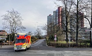 Ausgerechnet vor dem Krankenhaus hat am Mittwoch ein Gefangenentransporter der JVA ein radelndes Kind (14) erfasst und schwer verletzt. - Jens Reichenbach Ausgerechnet vor dem Krankenhaus hat am Mittwoch ein Gefangenentransporter der JVA ein radelndes Kind (14) erfasst und schwer verletzt. - Jens Reichenbach