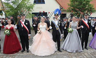 Großer Festumzug zu 200 Jahren Heimatschutzverein Lütgeneder: Das strahlende Königspaar Niclas Stickeln und Lene Nolte mit Königsoffizier Dennis Söthe und Hofdame Emily Fuller (l.) sowie Königsoffizier Hendrik Rust und Hofdame Anna-Lena Gievers (r.). - Saskia Jochheim Großer Festumzug zu 200 Jahren Heimatschutzverein Lütgeneder: Das strahlende Königspaar Niclas Stickeln und Lene Nolte mit Königsoffizier Dennis Söthe und Hofdame Emily Fuller (l.) sowie Königsoffizier Hendrik Rust und Hofdame Anna-Lena Gievers (r.). - Saskia Jochheim