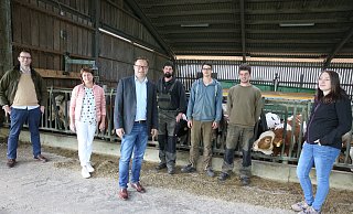 Den Hof Kölling auf der Lohe besichtigen Alexander Nolte-Ernsting (v. l.), Bianca Winkelmann, Lars Bökenkröger, André, Mirco und Pascal Kölling sowie Birgit Pönnighaus. - Elke Niedringhaus-Haasper Den Hof Kölling auf der Lohe besichtigen Alexander Nolte-Ernsting (v. l.), Bianca Winkelmann, Lars Bökenkröger, André, Mirco und Pascal Kölling sowie Birgit Pönnighaus. - Elke Niedringhaus-Haasper