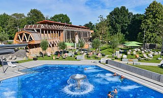 Ein Überblick über die Börde-Therme in Bad Sassendorf. Hinten das Gradierwerk, von dem ein Teil lediglich den Gästen der Therme vorbehalten ist. - Volker Beushausen Ein Überblick über die Börde-Therme in Bad Sassendorf. Hinten das Gradierwerk, von dem ein Teil lediglich den Gästen der Therme vorbehalten ist. - Volker Beushausen