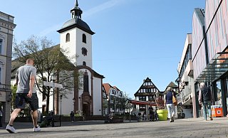 Im Herzen der Stadt Höxter - hier die Nicolaikirche und die Dechanei im Hintergrund am Donnerstag gegen 17 Uhr - herrschte lange Zeit gähnende Leere. Das soll sich mit der vorsichtigen Öffnung der Geschäfte ab 20. April ändern. - Simone Flörke Im Herzen der Stadt Höxter - hier die Nicolaikirche und die Dechanei im Hintergrund am Donnerstag gegen 17 Uhr - herrschte lange Zeit gähnende Leere. Das soll sich mit der vorsichtigen Öffnung der Geschäfte ab 20. April ändern. - Simone Flörke