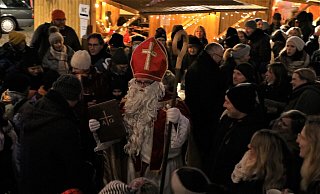 Alle Jahre wieder: Der Nikolaus bahnt sich den Weg durch die Menschenmenge am Marktplatz in der Warburger Altstadt. - Simone Flörke Alle Jahre wieder: Der Nikolaus bahnt sich den Weg durch die Menschenmenge am Marktplatz in der Warburger Altstadt. - Simone Flörke