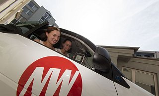 Antonia Hähnel (links) und Annika Danielmeier haben den Temperatur-Test im NW-Auto gemacht. - Mike-Dennis Mueller / www.mdm.photo Antonia Hähnel (links) und Annika Danielmeier haben den Temperatur-Test im NW-Auto gemacht. - Mike-Dennis Mueller / www.mdm.photo