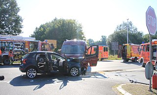Die beiden Fahrzeuge stießen auf der Ostwestfalenstraße frontal zusammen. - Madita Schellenberg Die beiden Fahrzeuge stießen auf der Ostwestfalenstraße frontal zusammen. - Madita Schellenberg