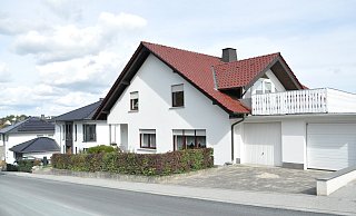 In diesem Haus in Borchen hat sich die Bluttat am Wochenende ereignet. - Julia Lichtnecker In diesem Haus in Borchen hat sich die Bluttat am Wochenende ereignet. - Julia Lichtnecker