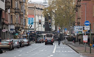 Die Friedrich-Ebert-Straße lässt heute wenig Platz für Radfahrer und Fußgänger. - Oliver Krato Die Friedrich-Ebert-Straße lässt heute wenig Platz für Radfahrer und Fußgänger. - Oliver Krato