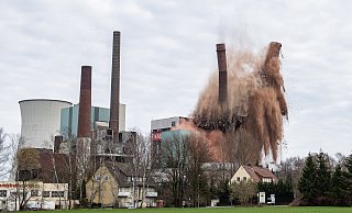 Bei der ersten von zwei Sprengungen fällt der 250 Meter hohe Schornstein des ehemaligen Steag Kraftwerks in sich zusammen. - Picture Alliance Bei der ersten von zwei Sprengungen fällt der 250 Meter hohe Schornstein des ehemaligen Steag Kraftwerks in sich zusammen. - Picture Alliance