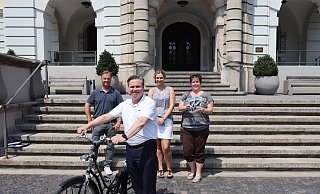 Freuen sich auf die NRW-Radtour in Herford: v. l. Jürgen Klotzbücher (Veranstalter NRW-Radtour Agentur Kom 3), Isabel Eimertenbrink (Momente GmbH), Jutta Bardehle (Pro Herford), vorne: Tim Kähler (Bürgermeister Hansestadt Herford). - Pro Herford GmbH Freuen sich auf die NRW-Radtour in Herford: v. l. Jürgen Klotzbücher (Veranstalter NRW-Radtour Agentur Kom 3), Isabel Eimertenbrink (Momente GmbH), Jutta Bardehle (Pro Herford), vorne: Tim Kähler (Bürgermeister Hansestadt Herford). - Pro Herford GmbH