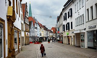 Menschenleere Einkaufszone: Der Handel leidet unter der Corona-Krise. Der Rat schiebt jetzt ein "Sofortprogramm gegen die Wirtschaftskrise" in Bielefeld an. - Barbara Franke Menschenleere Einkaufszone: Der Handel leidet unter der Corona-Krise. Der Rat schiebt jetzt ein "Sofortprogramm gegen die Wirtschaftskrise" in Bielefeld an. - Barbara Franke