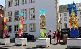 Insgesamt vier Glaskunstwerke kreierten die beiden Paderborner Künstler. Die rechten beiden Stelen stammen von Pakulla, die linken zwei von Lohren. - Moritz Jülich Insgesamt vier Glaskunstwerke kreierten die beiden Paderborner Künstler. Die rechten beiden Stelen stammen von Pakulla, die linken zwei von Lohren. - Moritz Jülich