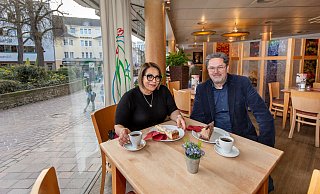 Teamleiterin Alisa Hibbeln und Inhaber Richard Ostermann bedauern die Schließung von Café Ostermann. - Niklas Tüns Teamleiterin Alisa Hibbeln und Inhaber Richard Ostermann bedauern die Schließung von Café Ostermann. - Niklas Tüns