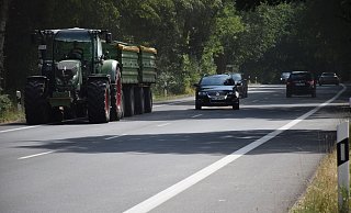 Man kann auch zu langsam auf einer Kraftfahrtstraße unterwegs sein – das mussten zwei Traktor-Fahrer schmerzlich erfahren. - Symbolfoto: MT-Archiv Man kann auch zu langsam auf einer Kraftfahrtstraße unterwegs sein – das mussten zwei Traktor-Fahrer schmerzlich erfahren. - Symbolfoto: MT-Archiv