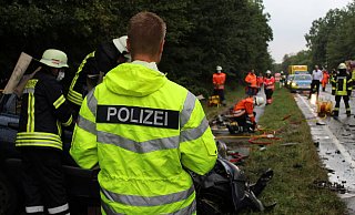 Bei dem schweren Unfall auf der B 442 starb ein Mensch. Ein 21-jähriger Mindener soll den Unfall verursacht haben. - Foto: Polizei Hameln Bei dem schweren Unfall auf der B 442 starb ein Mensch. Ein 21-jähriger Mindener soll den Unfall verursacht haben. - Foto: Polizei Hameln