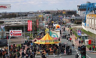 Im Korb des Leiterwagens der Paderborner Feuerwehr wird der große Andrang im Frankfurter Weg erkennbar. - Moritz Jülich Im Korb des Leiterwagens der Paderborner Feuerwehr wird der große Andrang im Frankfurter Weg erkennbar. - Moritz Jülich