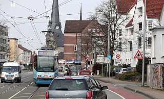 Der neue Hochbahnsteig "Brackwede Kirche" soll jenseits der Kreuzung an der Brackweder Straße gebaut werden. Das wirft besondere Fragen auf. - Wolfgang Rudolf Der neue Hochbahnsteig "Brackwede Kirche" soll jenseits der Kreuzung an der Brackweder Straße gebaut werden. Das wirft besondere Fragen auf. - Wolfgang Rudolf