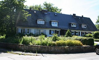 Das linke Reihenendhaus mit einer Wohnfläche von 88 Quadratmetern am Eichenweg wird für 70.000 Euro angeboten. - Johannes Büttner Das linke Reihenendhaus mit einer Wohnfläche von 88 Quadratmetern am Eichenweg wird für 70.000 Euro angeboten. - Johannes Büttner
