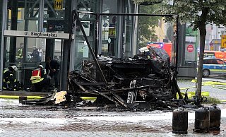 Der Imbisswagen brannte nach der Explosion komplett ab. Ursache soll eine der Gasflaschen gewesen sein. - Wolfgang Rudolf Der Imbisswagen brannte nach der Explosion komplett ab. Ursache soll eine der Gasflaschen gewesen sein. - Wolfgang Rudolf