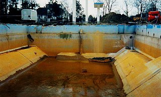 So sah es vor 23 Jahren unter der Beckenfolie in der Sprunggrube aus. Der Sprungturm darf unter anderem wegen der Unterschreitung von Mindestabständen nicht mehr genutzt werden. - STADT BÜNDE So sah es vor 23 Jahren unter der Beckenfolie in der Sprunggrube aus. Der Sprungturm darf unter anderem wegen der Unterschreitung von Mindestabständen nicht mehr genutzt werden. - STADT BÜNDE