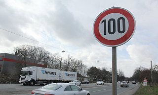 Mehr Geschwindigkeit erlaubt: Ab der Mc-Donald-Kreuzung in Melbergen Richtung Löhne gilt jetzt Tempo 100. - Ulf Hanke Mehr Geschwindigkeit erlaubt: Ab der Mc-Donald-Kreuzung in Melbergen Richtung Löhne gilt jetzt Tempo 100. - Ulf Hanke