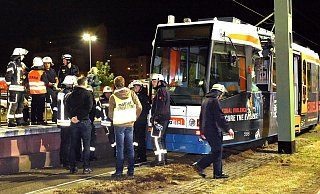 Die Bahn vom Typ M8D führ gerade das Abfahrtsgleis in Sieker an, als der hintere Teil des Zuges aus den Gleisen sprang. Der Fahrer soll zu schnell gewesen sein. - Barbara Franke Die Bahn vom Typ M8D führ gerade das Abfahrtsgleis in Sieker an, als der hintere Teil des Zuges aus den Gleisen sprang. Der Fahrer soll zu schnell gewesen sein. - Barbara Franke