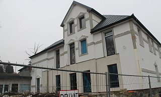 Um dieses Gebäude geht es. Das Haus ist mit einem Bauzaun gesichert. - NW Um dieses Gebäude geht es. Das Haus ist mit einem Bauzaun gesichert. - NW