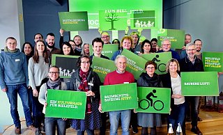 Die Grünen zeigen vor der Wahl die Themen, die ihnen wichtig sind. Jetzt gibt es eine Empfehlung der Partei durch die Blume für die Stichwahl zum Oberbürgermeister. - Barbara Franke Die Grünen zeigen vor der Wahl die Themen, die ihnen wichtig sind. Jetzt gibt es eine Empfehlung der Partei durch die Blume für die Stichwahl zum Oberbürgermeister. - Barbara Franke