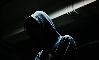 Die Polizei fahndet nach mehreren dunkel gekleideten Unbekannten - sie schlugen auf ihre verletzten Opfer sogar ein, als sie bereits auf dem Boden lagen. - Symbolbild: Unsplash Die Polizei fahndet nach mehreren dunkel gekleideten Unbekannten - sie schlugen auf ihre verletzten Opfer sogar ein, als sie bereits auf dem Boden lagen. - Symbolbild: Unsplash