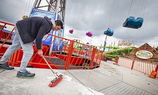 Sebastian Badragan putzt den "Sky Dance" für die Eröffnung heraus. - Niklas Tüns Sebastian Badragan putzt den "Sky Dance" für die Eröffnung heraus. - Niklas Tüns