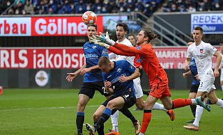 Paderborns Torwart Jannik Huth (2. v. r.) fängt den Ball vor seinen Teamkollegen. - picture alliance/dpa Paderborns Torwart Jannik Huth (2. v. r.) fängt den Ball vor seinen Teamkollegen. - picture alliance/dpa