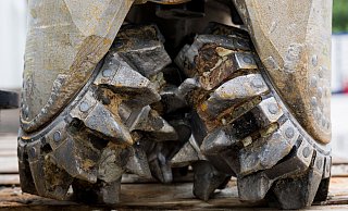 Bei Bohrungen für die Tiefen-Geothermie fressen sich die Bohrmeißel kilometerweit in den Erduntergrund, dementsprechend teuer sind die Projekte. Eine Fündigkeitsversicherung soll die finanziellen Risiken für Kommunen und Unternehmen erträglich machen. (Symbolbild) - Tobias Hase/dpa Bei Bohrungen für die Tiefen-Geothermie fressen sich die Bohrmeißel kilometerweit in den Erduntergrund, dementsprechend teuer sind die Projekte. Eine Fündigkeitsversicherung soll die finanziellen Risiken für Kommunen und Unternehmen erträglich machen. (Symbolbild) - Tobias Hase/dpa