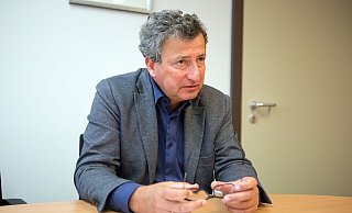 Jens Gnisa sieht bei Frank Ulrich Montgomery eine "bedenkliche Einstellung". Er schreibt, dass Montgomery "offensichtlich am Grundgesetz nicht mehr festhalten möchte". - Oliver Krato (Archiv) Jens Gnisa sieht bei Frank Ulrich Montgomery eine "bedenkliche Einstellung". Er schreibt, dass Montgomery "offensichtlich am Grundgesetz nicht mehr festhalten möchte". - Oliver Krato (Archiv)