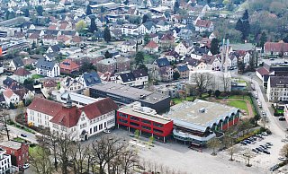 Wer zahlt wie viel für die Entfernung der Harzrückstände? Unter anderem geht es dabei auch um die Sporthalle am Gymnasium am Markt. - Gerald Dunkel Wer zahlt wie viel für die Entfernung der Harzrückstände? Unter anderem geht es dabei auch um die Sporthalle am Gymnasium am Markt. - Gerald Dunkel