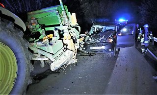 Bei dem Unfall bei Nieheim prallte ein Auto auf ein landwirtschaftliches Gespann. - Polizei Bei dem Unfall bei Nieheim prallte ein Auto auf ein landwirtschaftliches Gespann. - Polizei